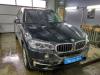 BMW-X5-ust-monitora-dlya-zadnih-passazhirov-1